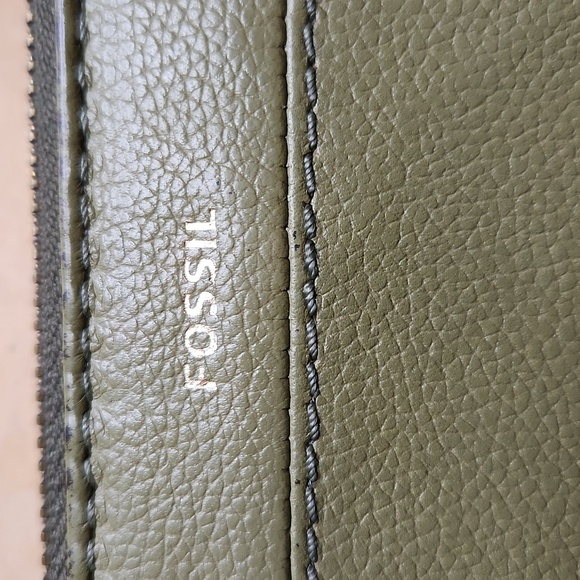 Fossil Green Zip Leather Wallet Wristlet - Picture 4 of 12